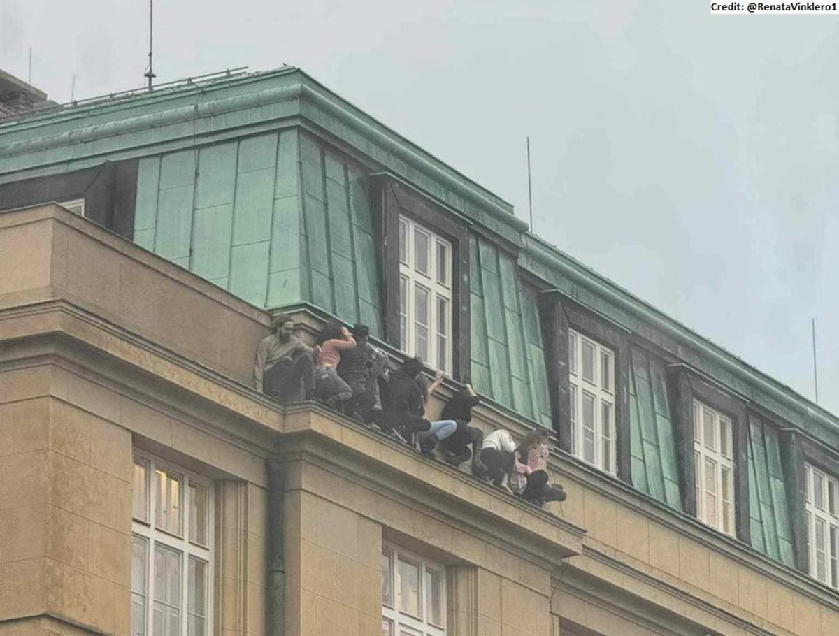 Imagem estudantes se escondem no prédio após atirador invadir universidade
