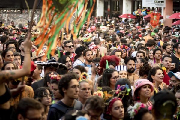 Pessoas seguindo Bloco de Carnaval de rua em Brasília - Metrópoles