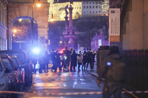 Vídeos mostram desespero e correria em ataque a tiros em Praga