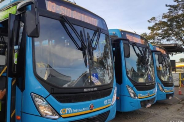 Imagem colorida mostra ônibus municipais da cidade de Embu das Artes, na Grande São Paulo - Metrópoles