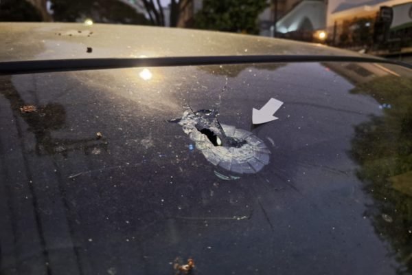 Imagem mostra vidro perfurado por bala após tiroteio ocorrido no bairro da Aclimação, em São Paulo - Metrópoles