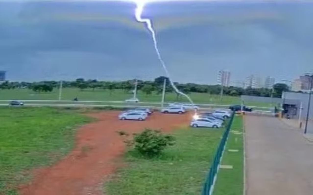 imagem colorida raio atinge carro estacionamento