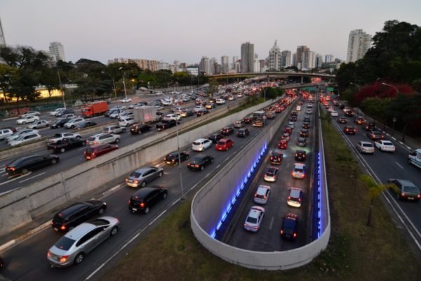 Imagem colorida mostra trânsito de carros carregados na saída do túnel da Avenida Pedro Alvares Cabral, em São Paulo - Metrópoles