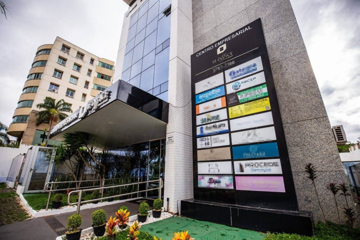 Foto colorida da entrada do edifício Le Office sede da RBCIP - Metrópoles