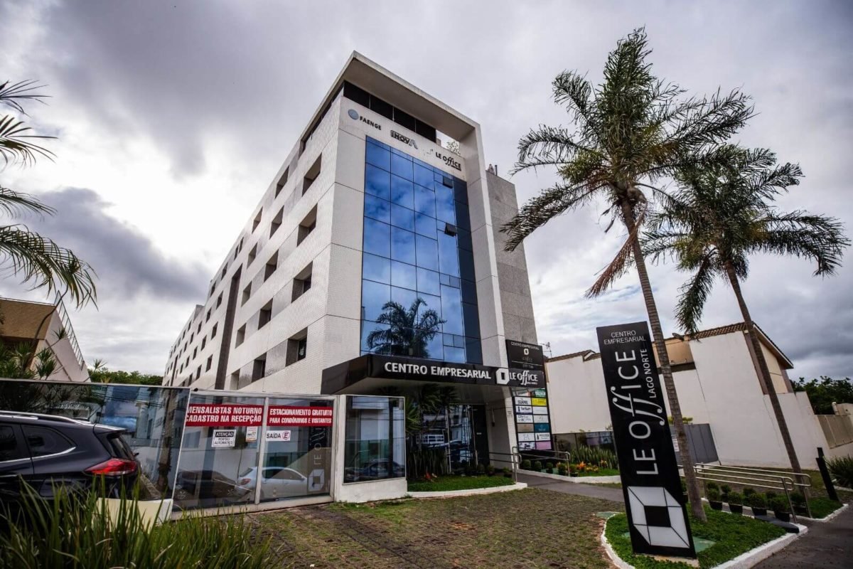 Foto colorida da entrada do edifício Le Office sede da RBCIP - Metrópoles