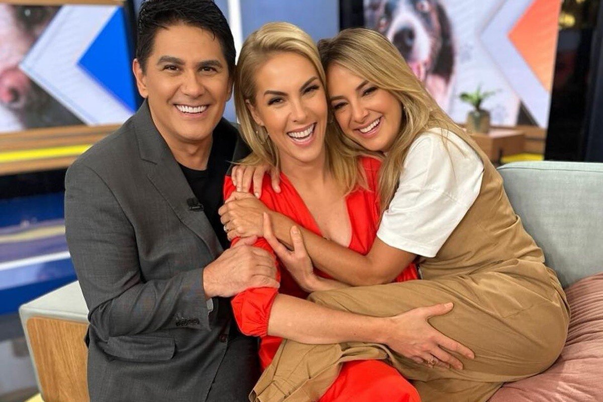 Cesar Filho, Ticiane Pinheiro e Ana Hickmann posam juntos nos bastidores do Hoje em Dia - Metrópoles