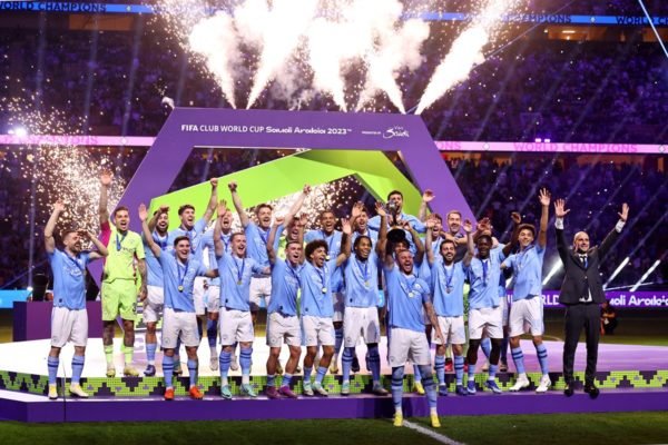 Imagem colorida dos jogadores do Manchester City comemorando título - Metrópoles