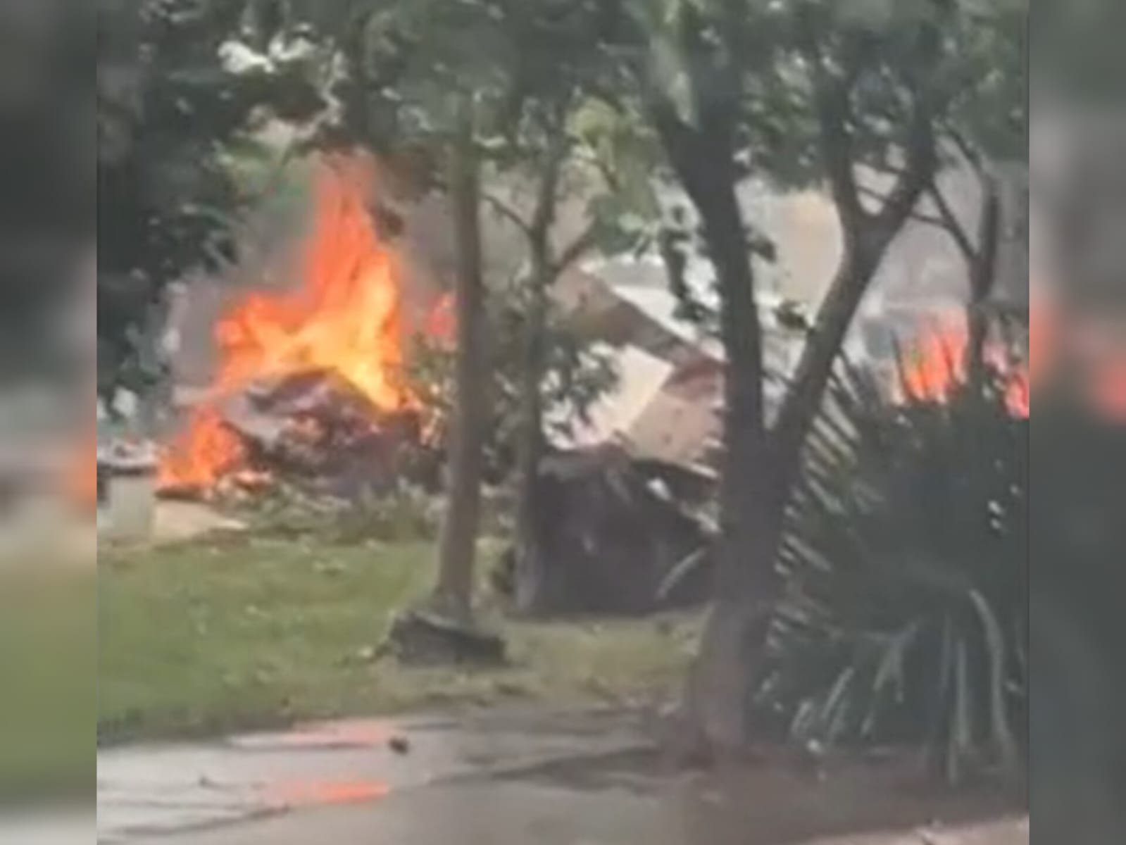 Imagem de destroços de avião caído pegando fogo - Metrópoles