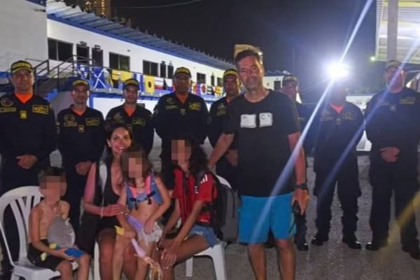 imagem colorida família resgatada mar do caribe