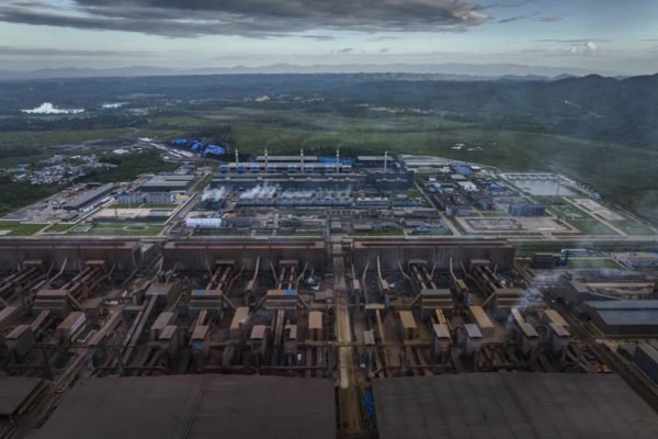 Fábrica de níquel que pegou fogo na Indonésia