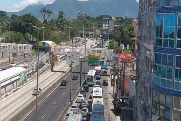 Imagem colorida de trânsito de veículos na Avenida Brasil, no Rio de Janeiro - Metrópoles