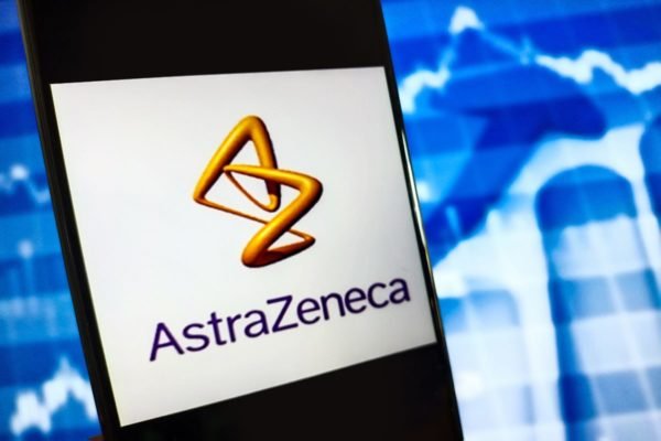Celular com o logotipo da AstraZeneca - Metrópoles