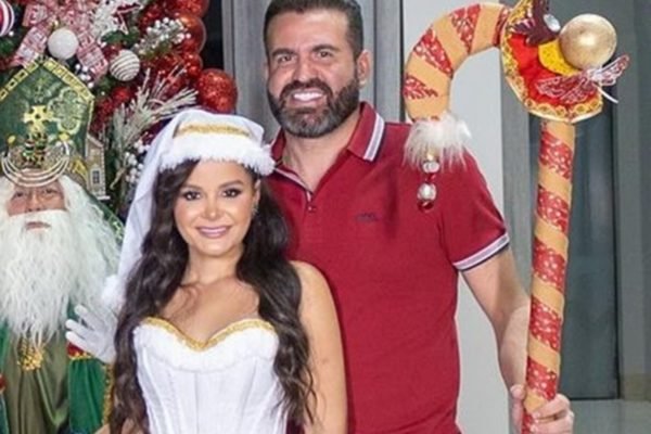 Maraisa e Fernando Mocó posam juntos na árvore de Natal - Metrópoles