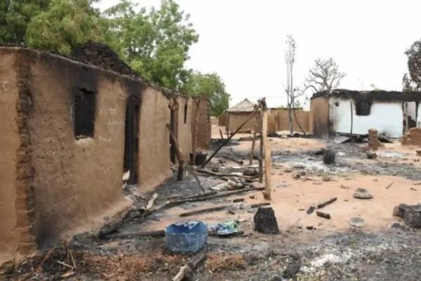Imagem colorida do resultado dos Ataques em vilas na Nigéria - Metrópoles