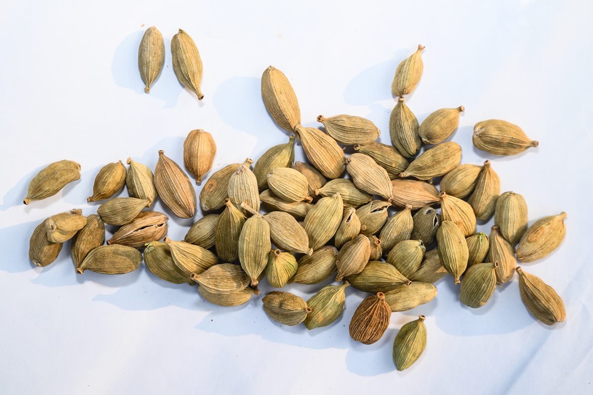 Foto colorida de sementes de cardamomo - Metr&oacute;poles