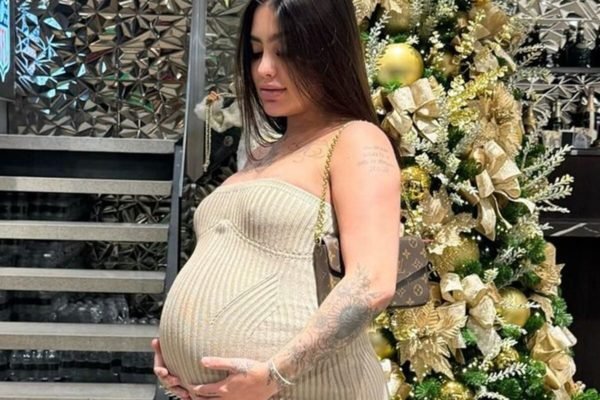 MC Mirella posa na árvore de Natal de casa quando ainda estava grávida de Serena - Metrópoles