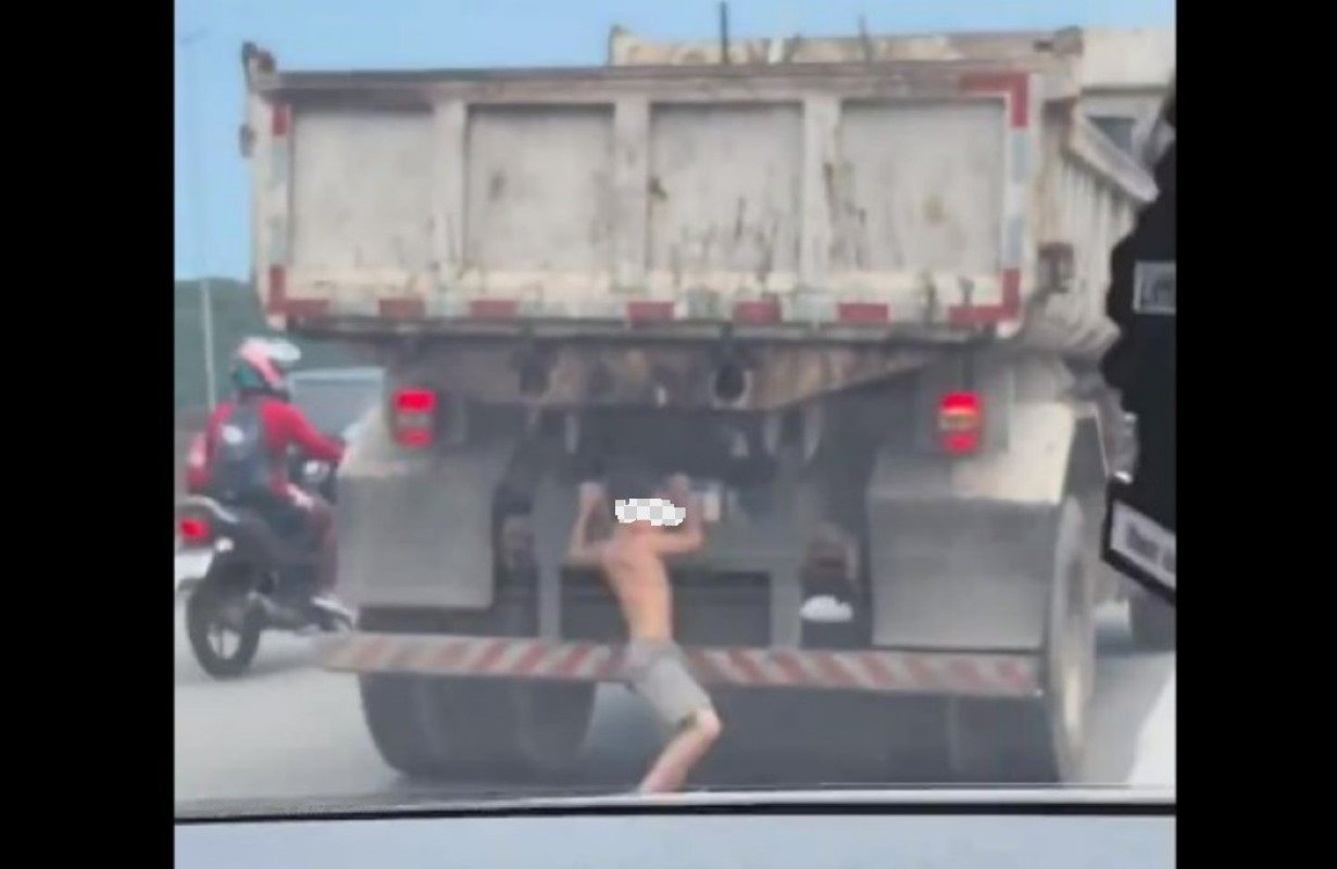 foto colorida de menino quase é atropelado após cair de caminhão em movimento na Imigrantes - Metrópoles