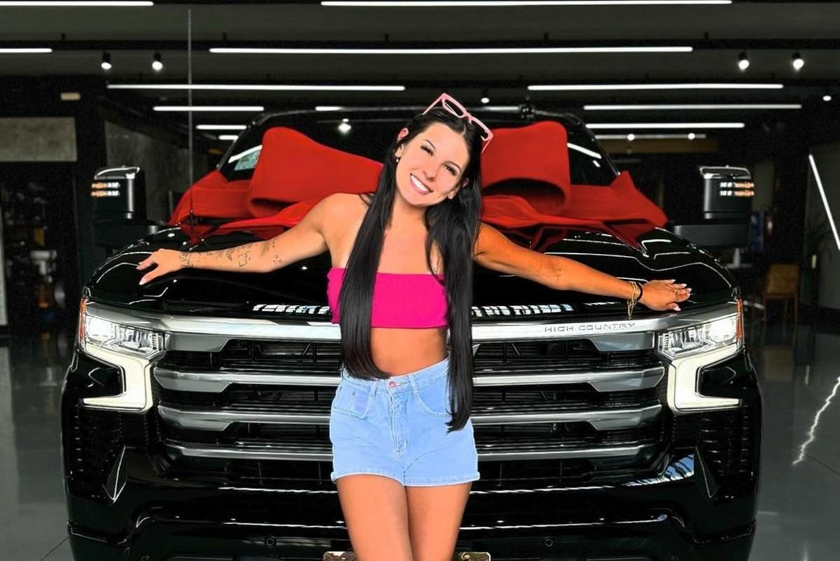 Foto colorida de Ana Castela com carro novo - Metrópoles