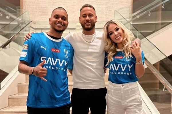 Cris Guedes, Bruna Coimbra e Neymar posam juntos - Metrópoles