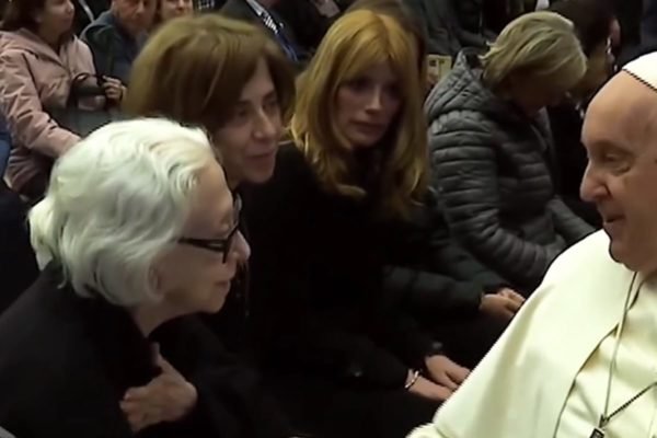 Print de um vídeo de Fernanda Torres, Fernanda Montenegro e o Papa Francisco - Metrópoles