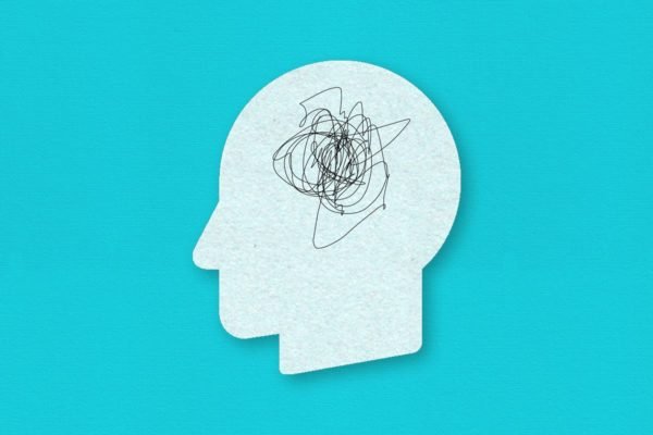 Ilustração mostra uma cabeça humana de papel, e rabiscos confusos onde ficaria o cérebro - Metrópoles