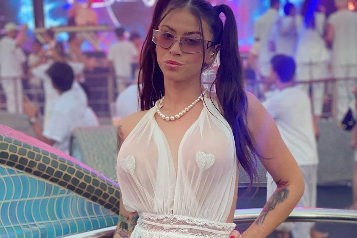 Mc pipokinha mostrando peitos