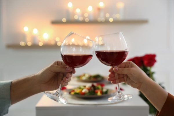 brinde de vinho entre duas pessoas
