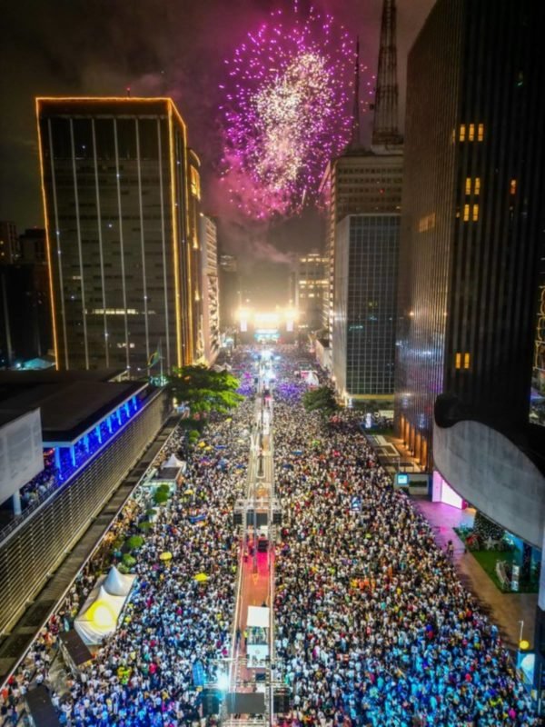 imagem colorida mostra fogos no céu da avenida paulista em reveillon de 2022 para 2023 - metrópoles