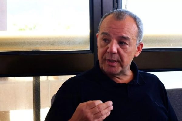 Sérgio Cabral é clicando durante uma entrevista usando camiseta preta - Metrópoles