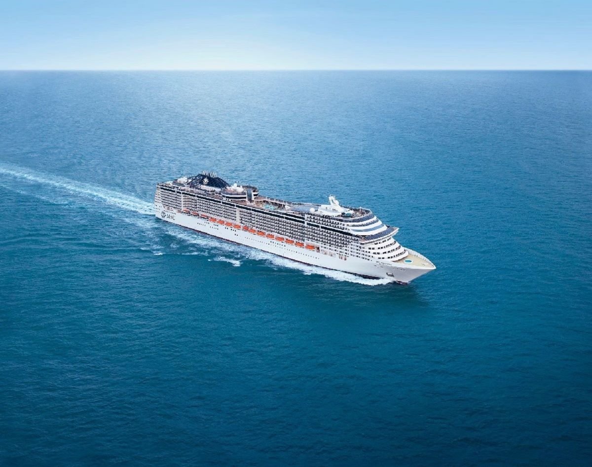 Fotografia colorida mostra o cruzeiro de luxo MSC Preziosa em alto mar