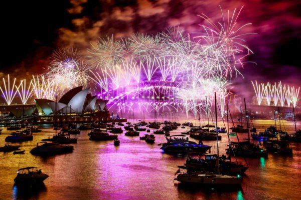 Já é 2024 na Austrália - Fogos de artifício iluminam o céu sobre a Sydney Harbour Bridge e a Sydney Opera House durante as celebrações da véspera de Ano Novo em 01 de janeiro de 2024 em Sydney, Austrália
