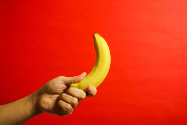 Foto colorida de uma banana - Metrópoles
