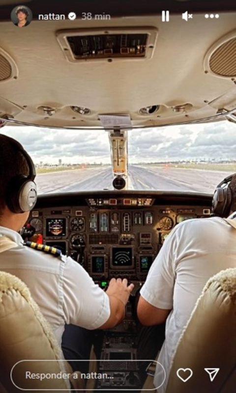 Foto colorida de pilotos em cabine de avião