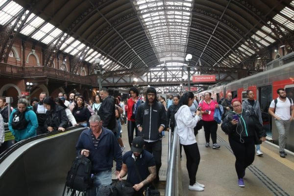 foto colorida do movimento de passageiros na estação de trem Luz - Metrópoles