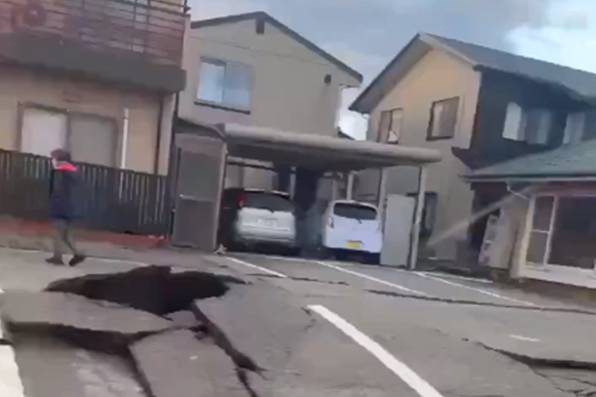 Imagem colorida mostra rua destruída após terremoto no Japão - Metrópoles