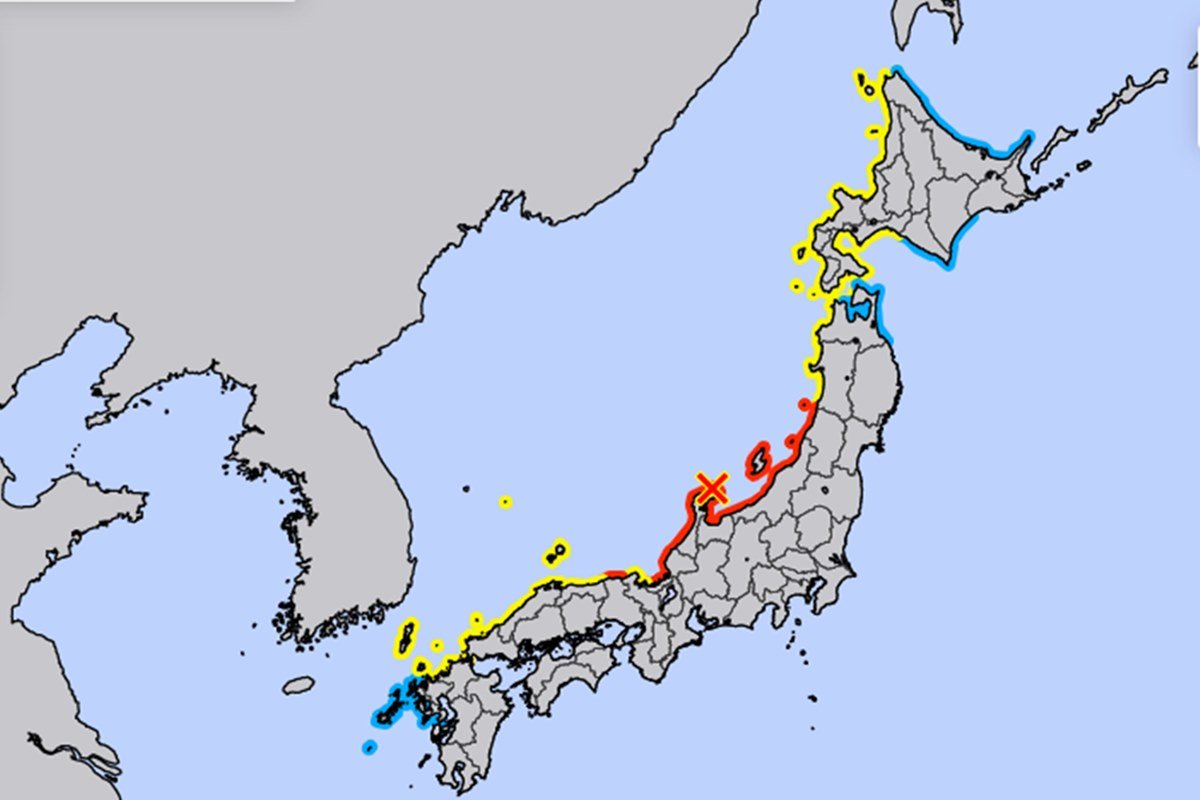 Imagem colorida mostra o Japão e áreas de diferentes alertas para tsunami, após terremoto - Metrópoles