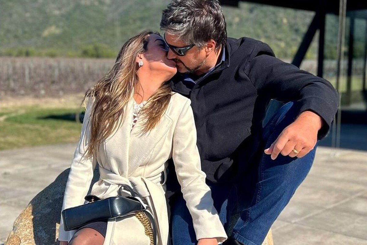 Leo Chaves e a esposa, Carolina Figueira se beijam - Metrópoles