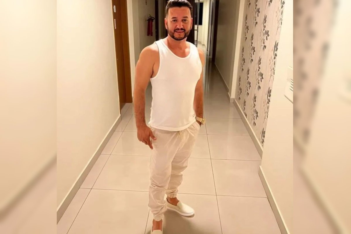 Foto colorida de homem branco com roupa branca