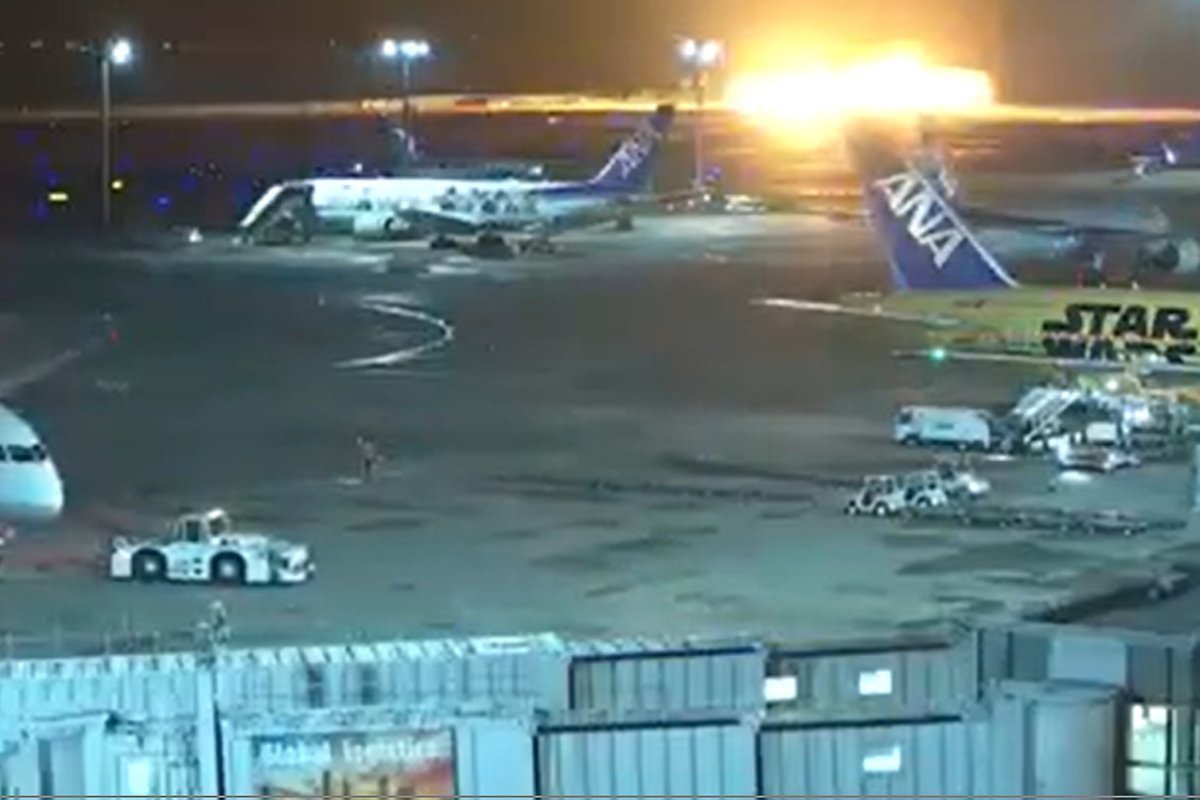 Avião explode e pega fogo no Japão