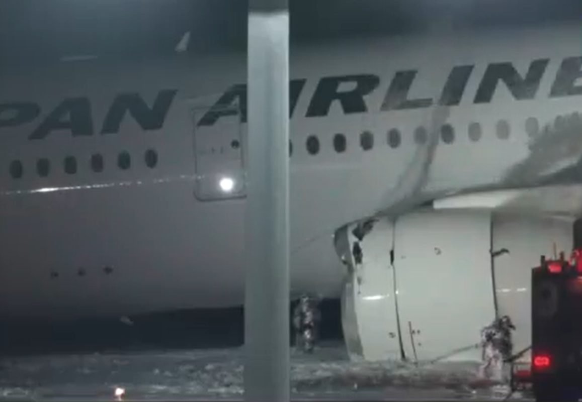 Avião explode e pega fogo no Japão