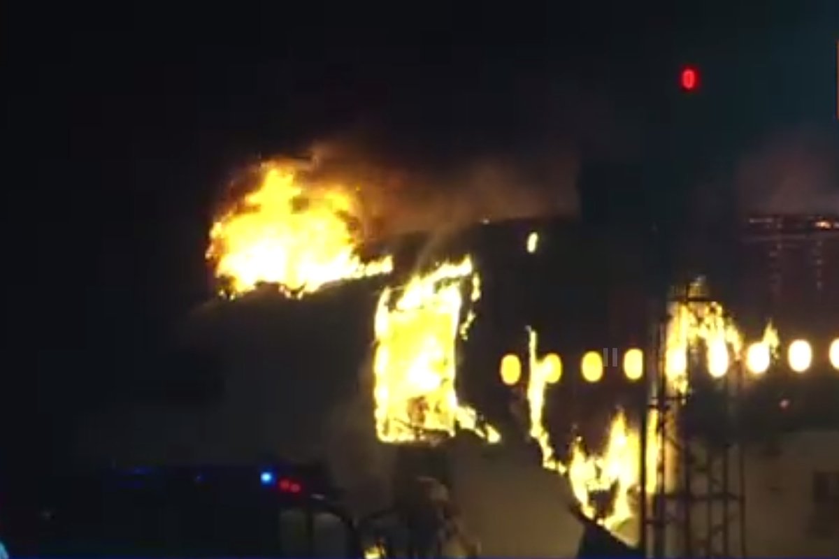 Avião explode e pega fogo no Japão