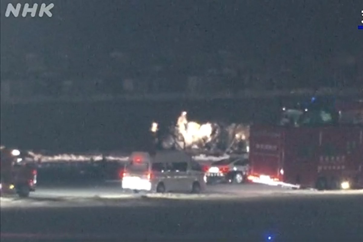 Avião explode e pega fogo no Japão