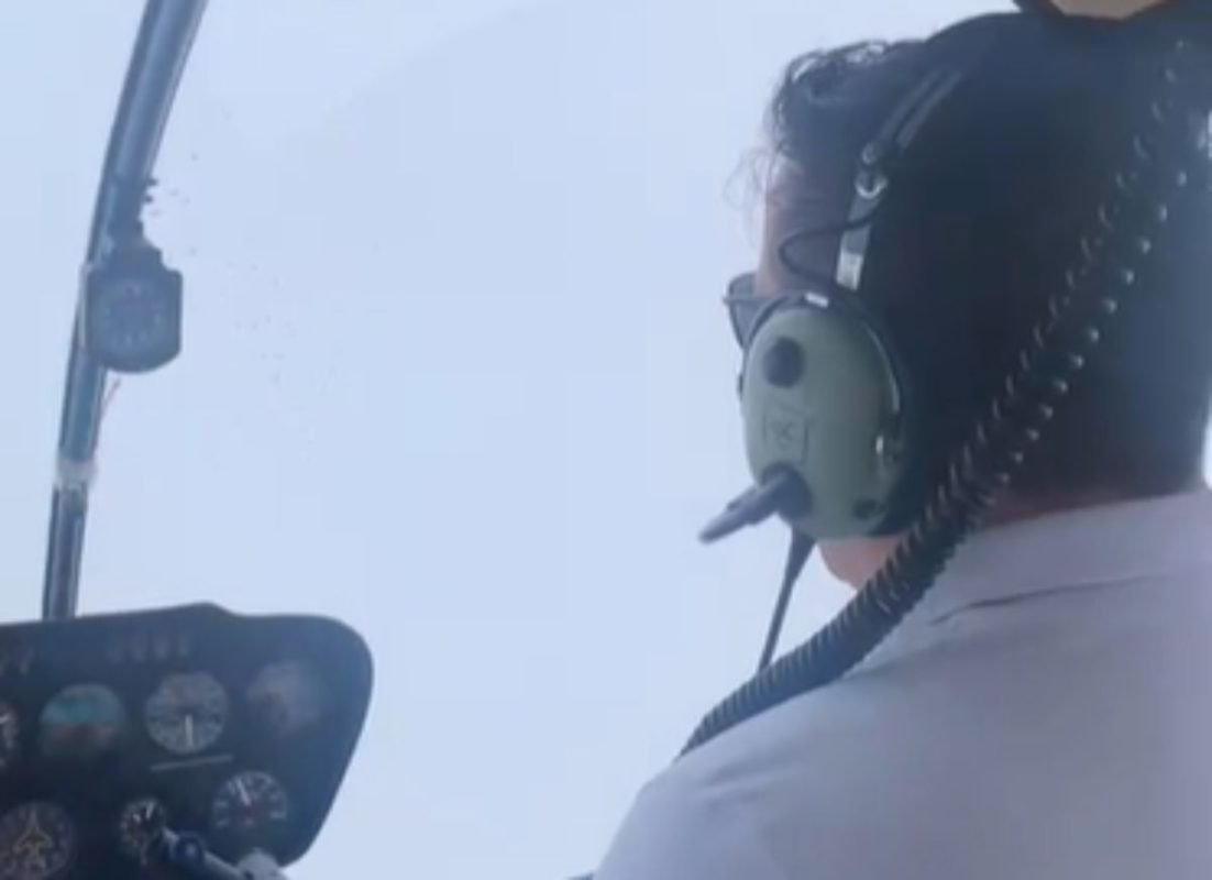 Imagem mostra piloto de helicóptero diante de intensa neblina