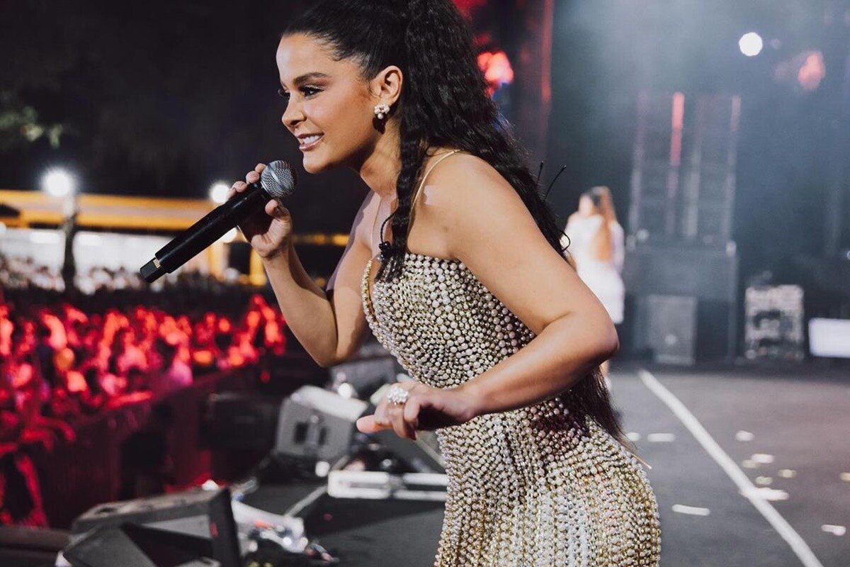 Maraisa é clicada em um de seus shows, usando vestido dourado - Metrópoles