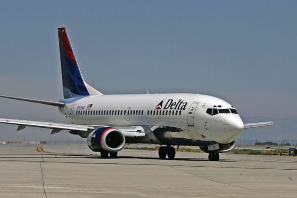 Imagem colorida mostra avião da Delta Airlines taxiando no Salt Lake City International Airport - Metrópoles