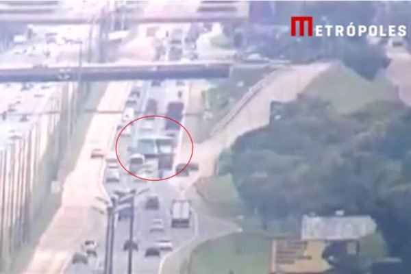 Imagem de câmera de segurança do DER mostra momento em que carro sai da pista e invade a contramão, atingindo o ônibus em cheio - Metrópoles