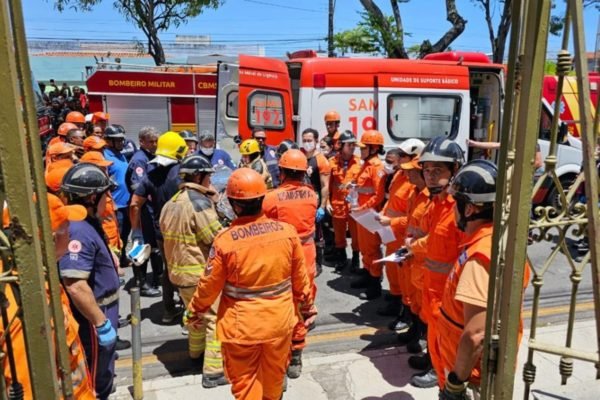 Bombeiros atuam em prédio que desmoronou após explosão de botijão de gás em Aracaju