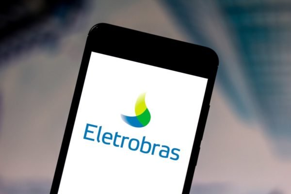 Imagem de celular exibindo logotipo da Eletrobras
