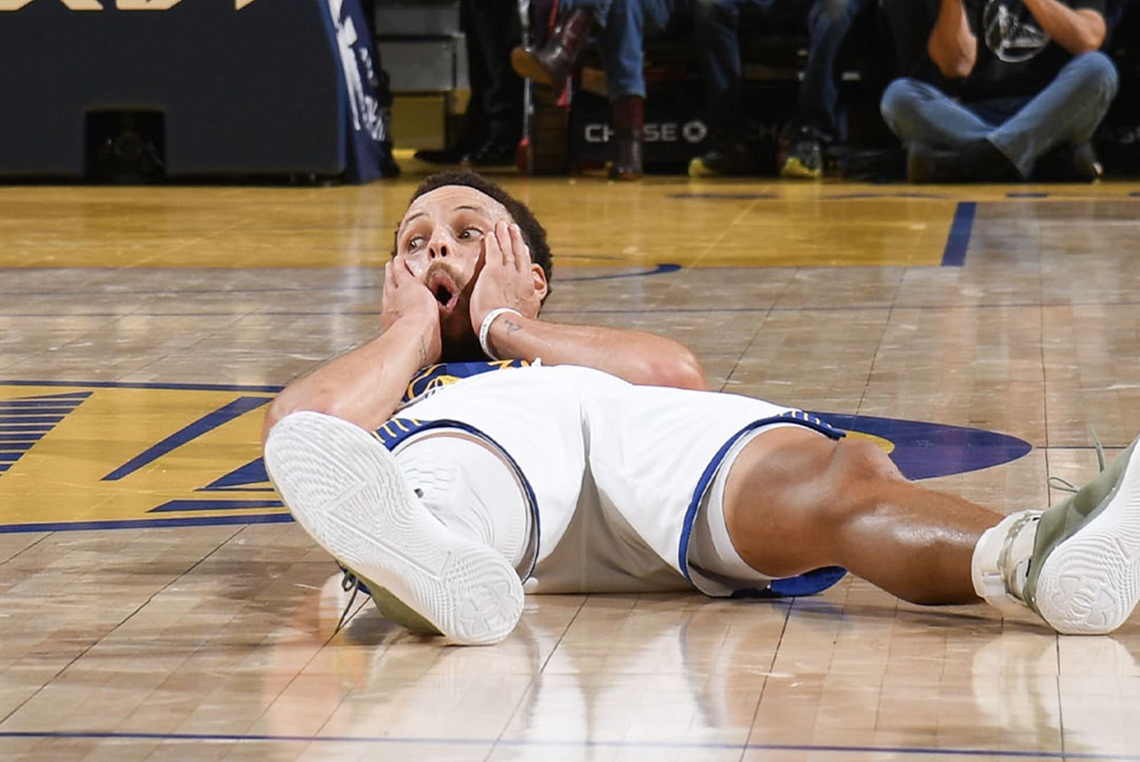 Curry marca 36 pontos e lidera os Warriors em vitória sobre o