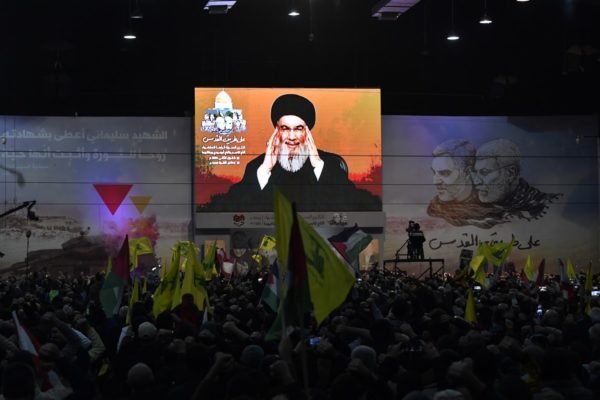O secretário-geral do Hezbollah, Hassan Nasrallah, participa de uma cerimônia de comemoração por meio de videoconferência, marcando o 4º aniversário do assassinato do comandante da Força Quds da Guarda Revolucionária Iraniana, Qassem Soleimani, em Beirute, Líbano, em 3 de janeiro de 2024.